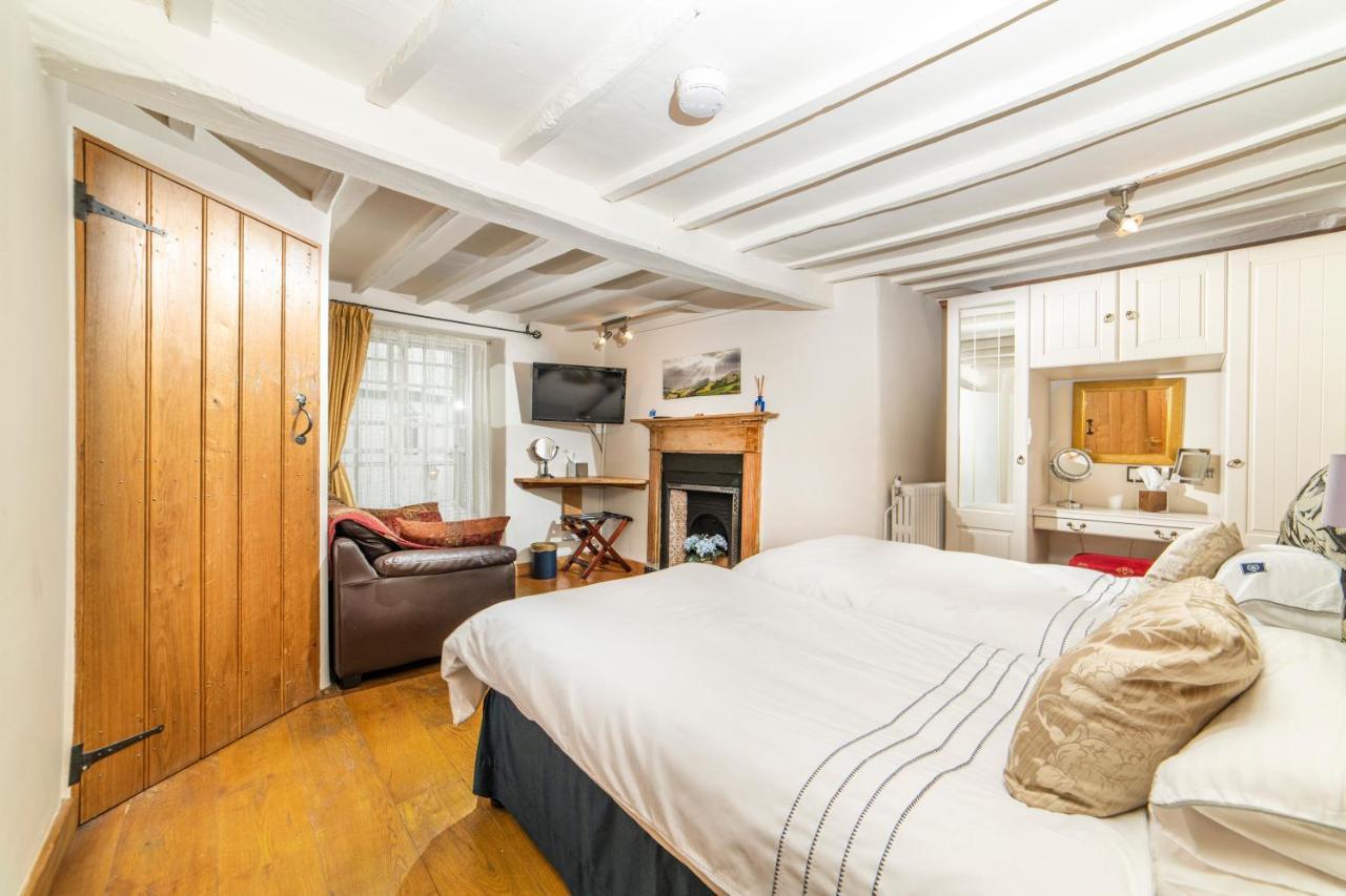 Self Catering Accommodation, Cornerstones, 16Th Century Luxury House Overlooking The River Llangollen Exterior photo