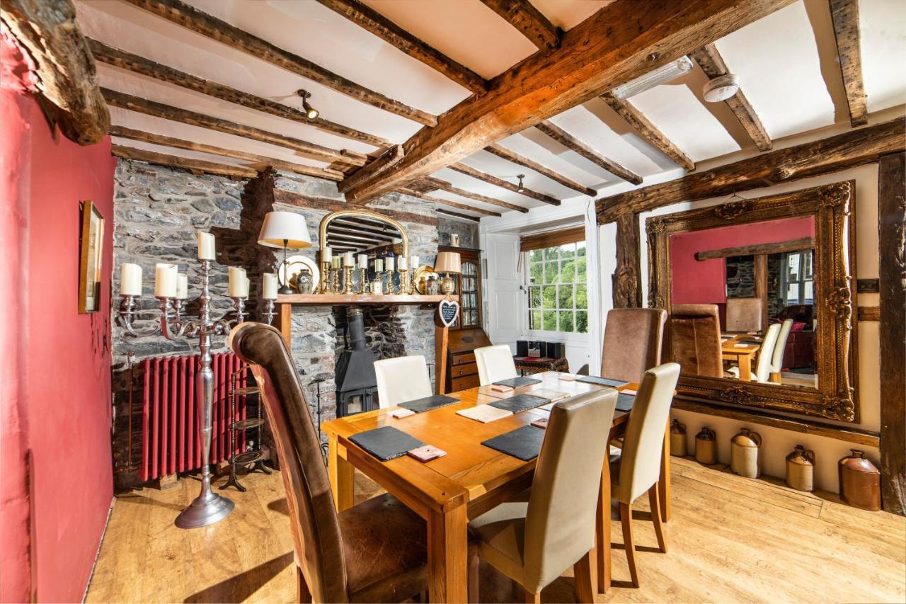 Self Catering Accommodation, Cornerstones, 16Th Century Luxury House Overlooking The River Llangollen Exterior photo