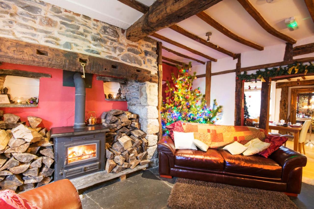 Self Catering Accommodation, Cornerstones, 16Th Century Luxury House Overlooking The River Llangollen Exterior photo