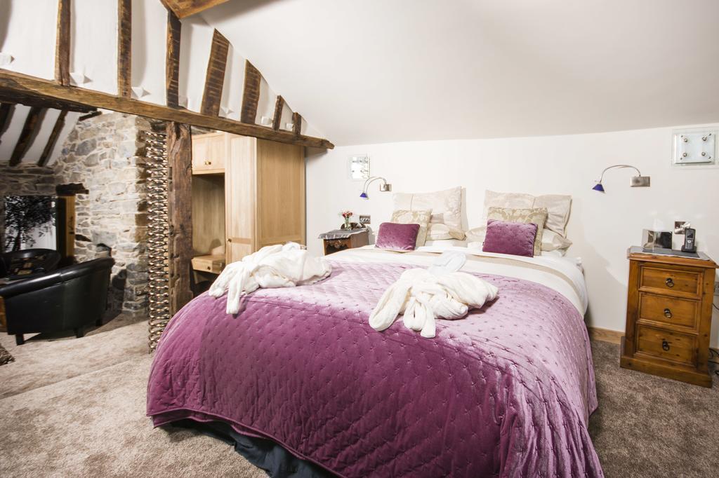 Self Catering Accommodation, Cornerstones, 16Th Century Luxury House Overlooking The River Llangollen Exterior photo