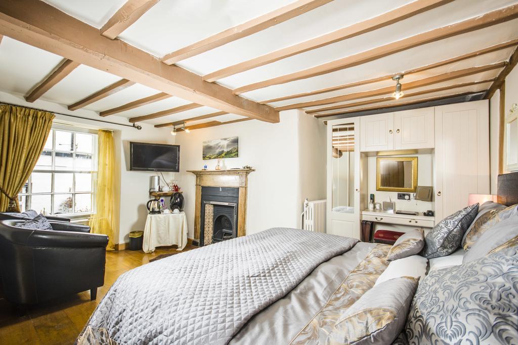 Self Catering Accommodation, Cornerstones, 16Th Century Luxury House Overlooking The River Llangollen Exterior photo