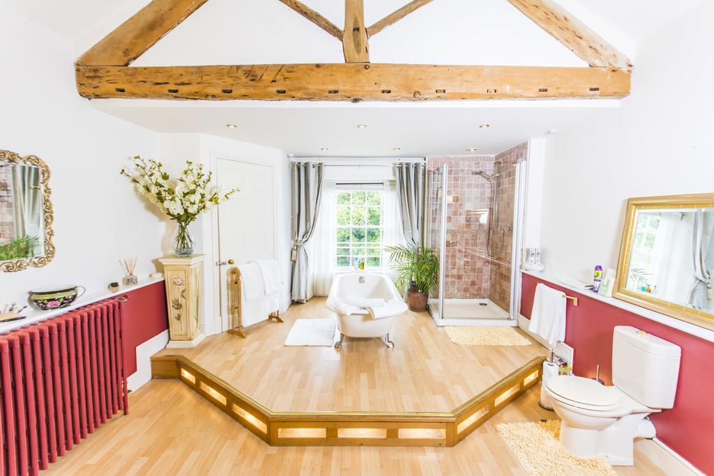 Self Catering Accommodation, Cornerstones, 16Th Century Luxury House Overlooking The River Llangollen Exterior photo
