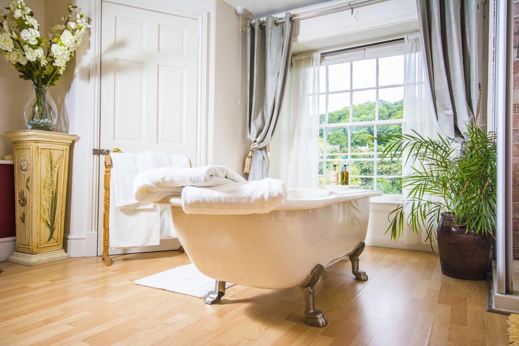 Self Catering Accommodation, Cornerstones, 16Th Century Luxury House Overlooking The River Llangollen Exterior photo