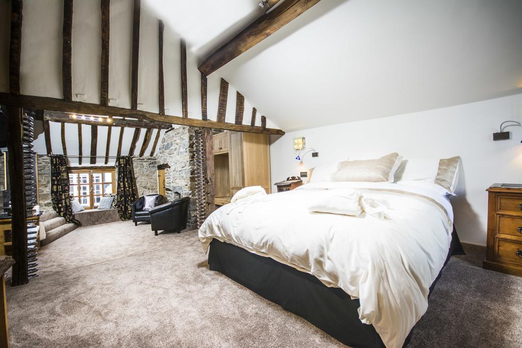 Self Catering Accommodation, Cornerstones, 16Th Century Luxury House Overlooking The River Llangollen Exterior photo