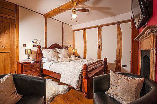 Self Catering Accommodation, Cornerstones, 16Th Century Luxury House Overlooking The River Llangollen Exterior photo